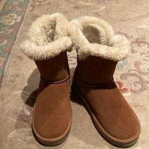 Faux suede ankle boots. Fur lined.